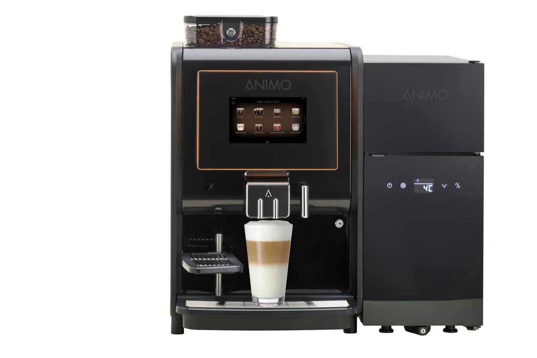 Animo Latte+ melksysteem naast de koffieautomaat met verse latte macchiato