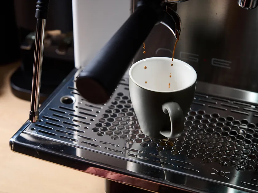 Verse espresso loopt in een Costadoro-kopje